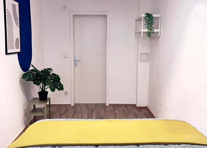 3 Bedroom Near Train Station Appartement