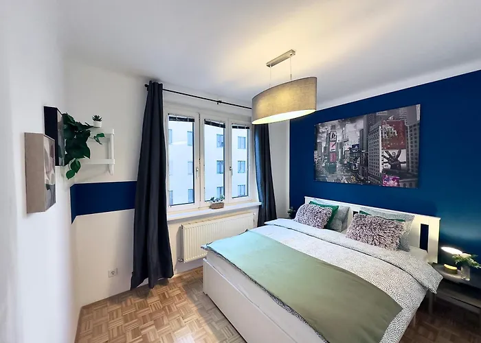 Appartement 3 Bedroom Near Train Station *