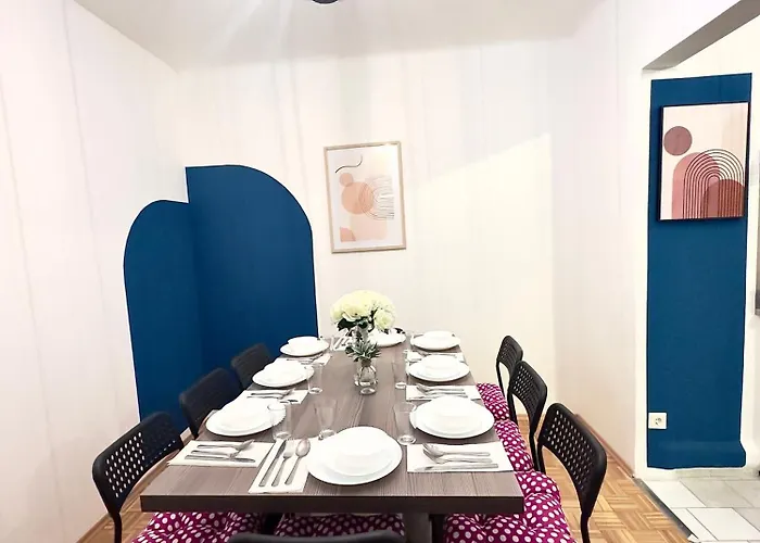 3 Bedroom Near Train Station Appartement